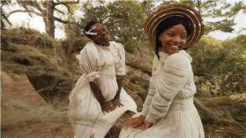 Phylicia Pearl Mpasi (l) als junge Celie und Halle Bailey als junge Nettie.