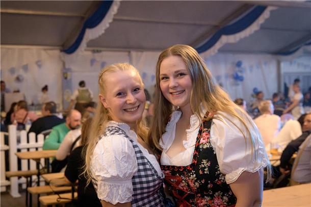 Phyllis Loheide und Chantal Schmidt: Die Stimmung bei der Wiesn in Bremerhaven i...