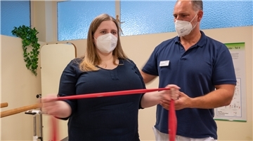 Physiotherapeut Torben Schrämmer zeigt eine klassische Übung zur Kräftigung der Außenrotatoren, die jeder auch zu Hause machen. Foto: 