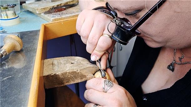 Jill Sanders zaubert Schmuck aus alten Löffeln