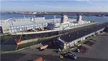 Passagierdampfer "United States" an einer Pier in Philadelphia