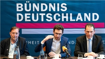 Piet Leidreiter (links), Spitzenkandidat der Bürger in Wut, Niklas Stadelmann (MItte), Generalsekretär bei Bündnis Deutschland, und Jan Timke, Spitzenkandidat der Bürger in Wut, bei einer Pressekonferenz.