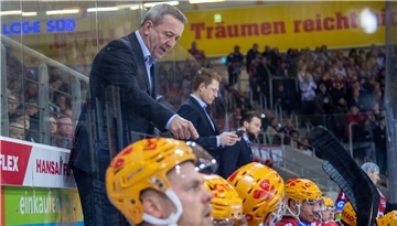 Pinguins-Coach Thomas Popiesch spricht seinen Spielern Mut zu. 