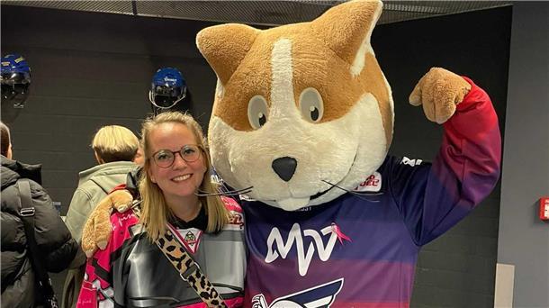 Pinguins-Fans on Tour: Per Sonderzug nach Mannheim - Her mit den Punkten (Update 28) Pinguins-Fan Mareike mit Feldhamster Udo.