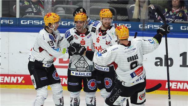 Der neue Colt entpuppt sich als Wunderwaffe: Pinguins feiern Sieg in Berlin Pinguins-Neuzugang Colt Conrad (2. v. li.) wird nach seinem Doppelpack von den Teamkollegen gefeiert.