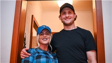 Pinguins-Spieler Carson McMillan und seine Frau Erin sind nach einem Vier-Tage-Trip gut in der kanadischen Heimat angekommen.