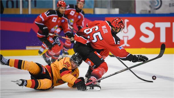 Ein Eishockeyspieler schüttelt einen Gegenspieler ab.