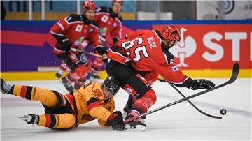 Ein Eishockeyspieler schüttelt einen Gegenspieler ab.
