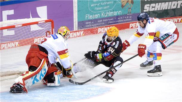 Pinguins mühen sich zu einem Sieg in der Verlängerung gegen den Tabellenletzten Pinguins-Stürmer Felix Scheel haute sich voll rein, doch ein zweiter Treffer wollte den Pinguins in der regulären Spielzeit nicht mehr gelingen.