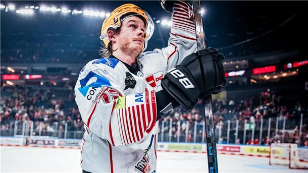 Ein Eishockey-Spieler der Fischtown Pinguins winkt den Fans zu.