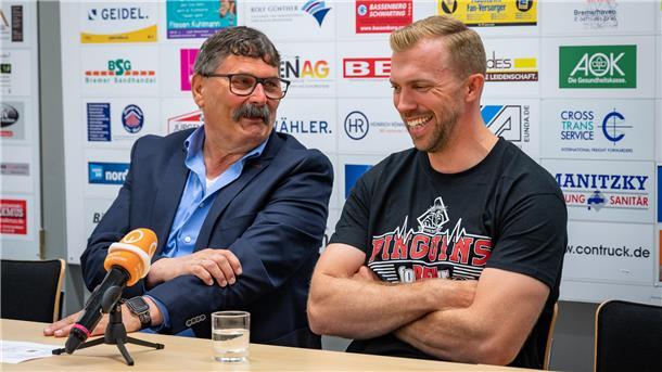Pinguins-Teammanager Alfred Prey (links) mit seinem „Königstransfer“ Anders Grönlund.
