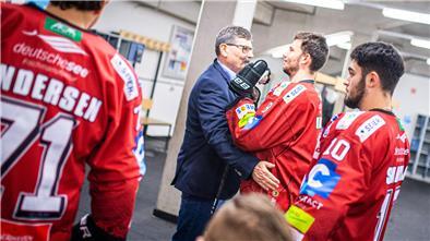Pinguins-Teammanager Alfred Prey (Mitte) ist trotz zuletzt schwächerer Spiele zuversichtlich für die Playoffs.