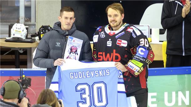 Pinguins mühen sich zu einem Sieg in der Verlängerung gegen den Tabellenletzten Pinguins-Torwart Kristers Gudlevskis wurde vor der Partie als DEL-Spieler des Monats November ausgezeichnet.