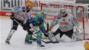 Pinguins-Torwart Maximilian Franzreb vereitelt eine Torchance der Bietigheim Steelers.
