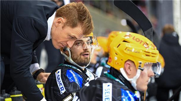 Pinguins-Coach Sulzer: „Ich denke, da wäre es töricht, nicht zufrieden zu sein.“ Ein Eishockey-Trainer beugt sich runter zu seinem Spieler und bespricht Details. Pinguins-Coach Alexander Sulzer zieht eine positive Saison-Bilanz.