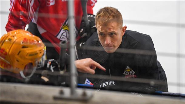 Pinguins verlieren Testspiel im Penaltyschießen Eishockeytrainer im Gespräch