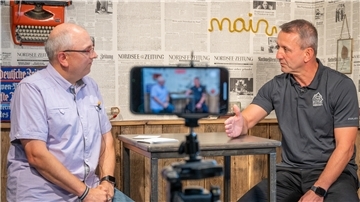 Pinguins-Trainer Thomas Popiesch (rechts) im Hafenstudio der NORDSEE-ZEITUNG zum DEL-Saisonstart mit Reporter Matthias Berlinke.
