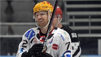 Pinguins-Verteidiger Phillip Bruggisser traf zweimal ins Tor und schoss zudem einen Mitspieler sowie einen Augsburger ab.