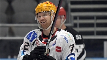 Pinguins-Verteidiger Phillip Bruggisser traf zweimal ins Tor und schoss zudem einen Mitspieler sowie einen Augsburger ab.