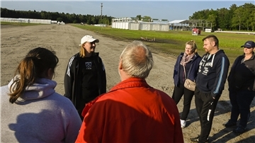 Pirkko Sprengel vom Festival Management erläutert den Besuchern die jüngst gelegte Drainage im Infield.