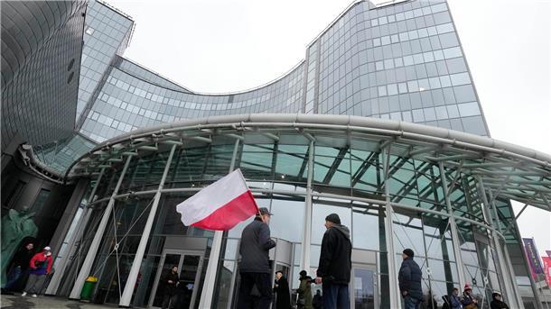 Konflikt um öffentlich-rechtliche Medien in Polen dauert an PiS-Anhänger treffen am Hauptsitz des staatlichen polnischen Fernsehsenders TVP ein, um gegen die Maßnahmen der neuen EU-freundlichen Regierung zu protestieren.