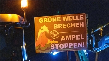 Plakat mit der Aufschrift „Grüne Welle brechen - Ampel stoppen“ während eines Baunernprotestes.