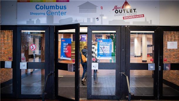 Plakate an den Türen des einstigen Karstadt-Eingangs weisen auf den bevorstehenden Abriss des Gebäudes hin.