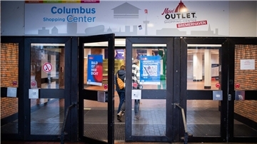 Plakate an den Türen des einstigen Karstadt-Eingangs weisen auf den bevorstehenden Abriss des Gebäudes hin.