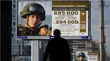 Plakate in St. Petersburg werben für den Wehrdienst in der russischen Armee.