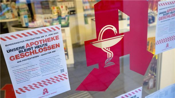Plakate mit Infos zum bundesweiten Protesttag der Apotheken hängen im Schaufenster von einer Apotheke.