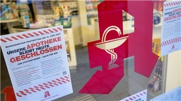 Plakate mit Infos zum bundesweiten Protesttag der Apotheken hängen im Schaufenster von einer Apotheke.