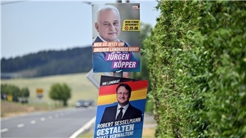 Plakate von AfD-Kandidat Robert Sesselmann CDU-Kandidat Jürgen Köpper hängen an einer Straße.
