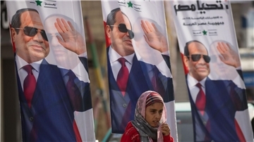 Plakaten des ägyptischen Präsidenten Al-Sisi. Der Amtsinhaber hat die Wahl in dem bevölkerungsreichsten Land der arabischen Welt erneut für sich entschieden.