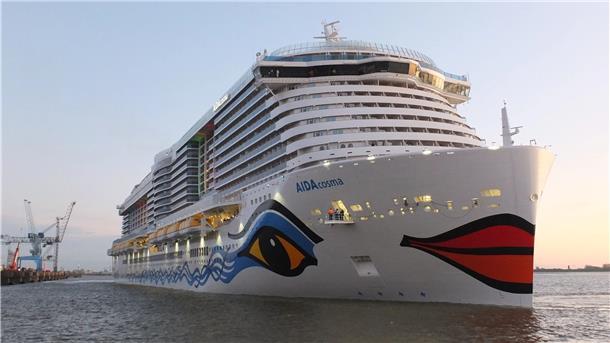 Aida-Scjiff legt an die Kaje an.
