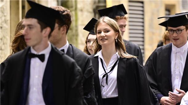 Belgiens Thronfolgerin bangt um Studienplatz in Harvard Planmäßig würde die belgische Kronprinzessin Elisabeth ihr Masterstudium im Mai 2026 beenden. (Archivbild)