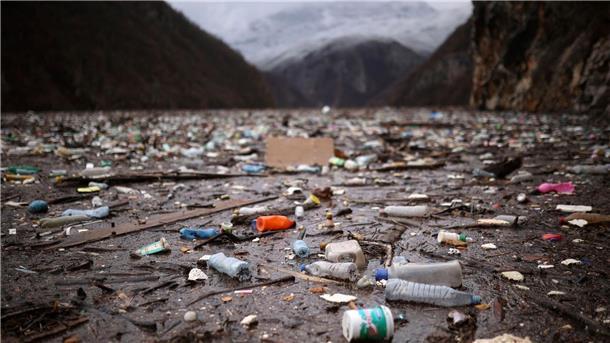 Von Sportplatz bis Kosmetik: Mikroplastik künftig verboten Plastikprodukte landen häufig in der Umwelt. Nun dürfen bestimmte Produkte mit Mikroplastik in der EU nicht mehr verkauft werden.