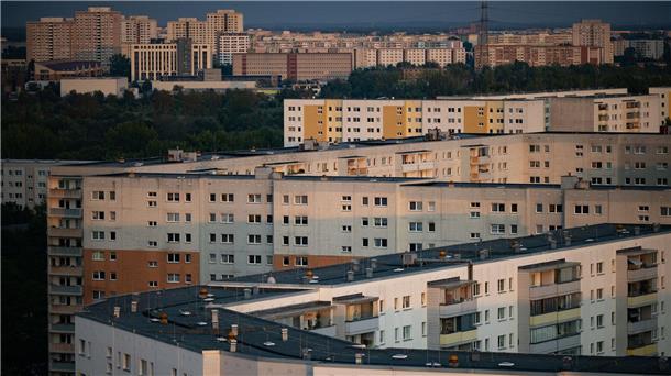 Volksbanken erwarten sinkende Immobilienpreise Plattenbauten im berliner Stadtteil Neu-Hohenschönhausen.