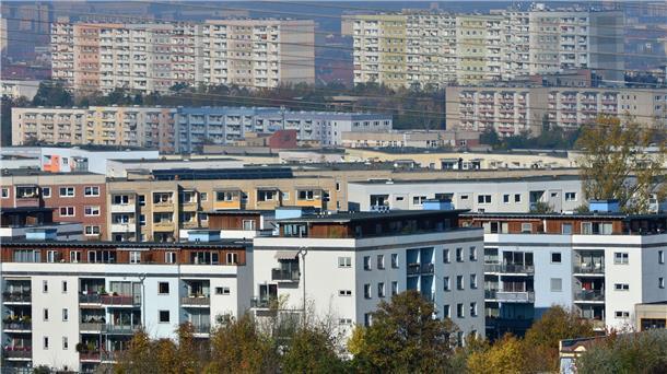 Bauministerin: Längere Bearbeitungszeit bei Wohngeld Plattenbauten stehen in einem Wohngebiet nebeneinander.