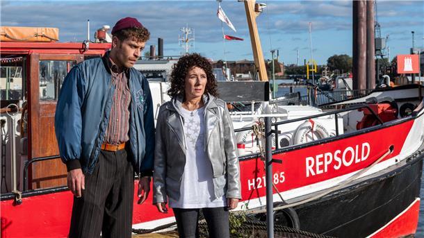 Große Haie, kleine Fische: 500. Folge des „Großstadtreviers“ Plötzlich ist die "Repsold", mit der Dirk Matthies vor Jahren aufs Meer gezogen ist, wieder in Hamburg. Harry Möller (Maria Ketikidou, r.) und Nils Sanchez (Enrique Fiß, l.) können sich das (noch) nicht erklären.