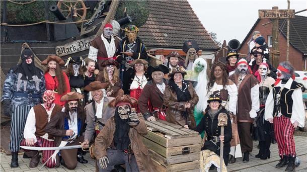 Viele Menschen sind als Piraten verkleidet. 