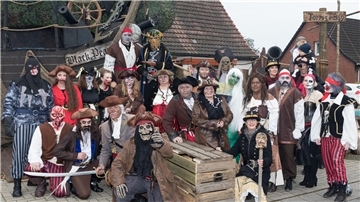 Viele Menschen sind als Piraten verkleidet. 