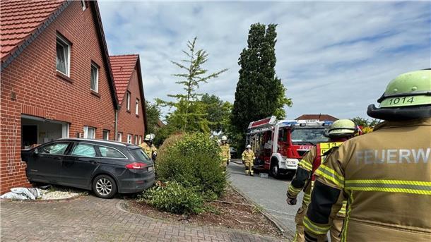 Schwerer Unfall in Brake: Auto durchbricht Hauswand Ein Auto hat eine Hauswand durchbrochen, drumherum stehen Feuerwehrleute.
