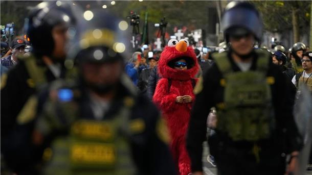 Bilder des Tages Plüschiger Protest: Ein Demonstrant nimmt als Elmo von der Sesamstraße verkleidet am Protest gegen den peruanischen Interimspräsidenten teil.