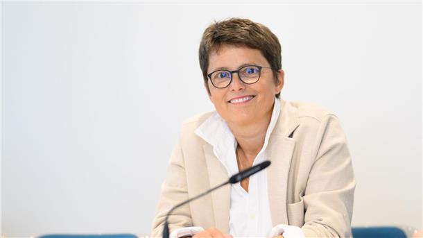 Regierungssprecherin wird Staatssekretärin für Digitales Pörksen übernimmt als Sonderstaatssekretärin die Verantwortung für den Bereich Digitalisierung, IT-Steuerung, -Sicherheit und -Infrastruktur.