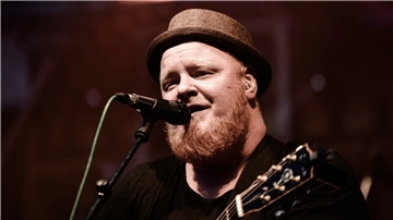 Poetischen Deutschpop gibt es beim Konzert von Björn Paulsen zu hören.