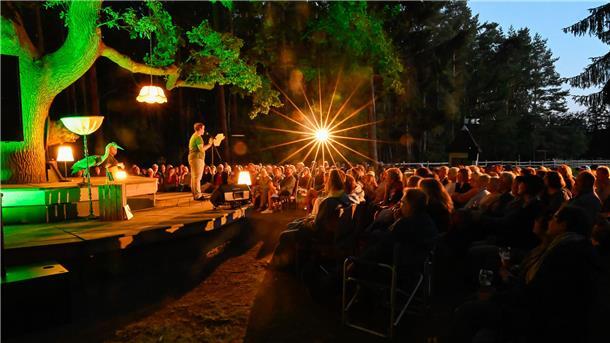Texten zwischen Philosophie und Komik unter der Thing-Eiche „Poetry im Park“