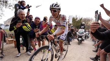 Pogacar gewinnt trotz eines Sturzes das Schotterrennen Strade Bianche.