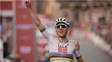 Pogacar gewinnt zum dritten Mal das Schotterrennen Strade Bianche.