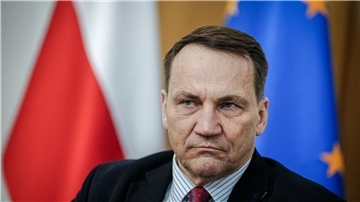 Polens Außenminister Radoslaw Sikorski kritisiert die langen Entscheidungsprozesse bei den Waffenlieferungen für die Ukraine.