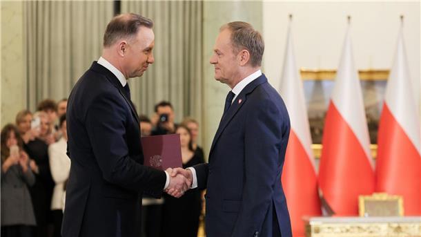 Polens Präsident vereidigt Regierung von Donald Tusk Polens Präsident Andrzej Duda (l.) ernennt Donald Tusk zum Ministerpräsidenten in der neuen Regierung.